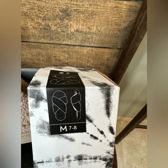 Jenni Intimates - Macy's Soft and cozy house slippers size Medium (7-8) NIB - Picture 2 of 5